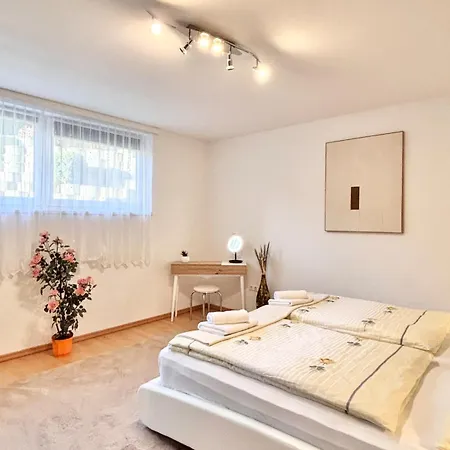 アパート Flower House - Souterrain With Garden